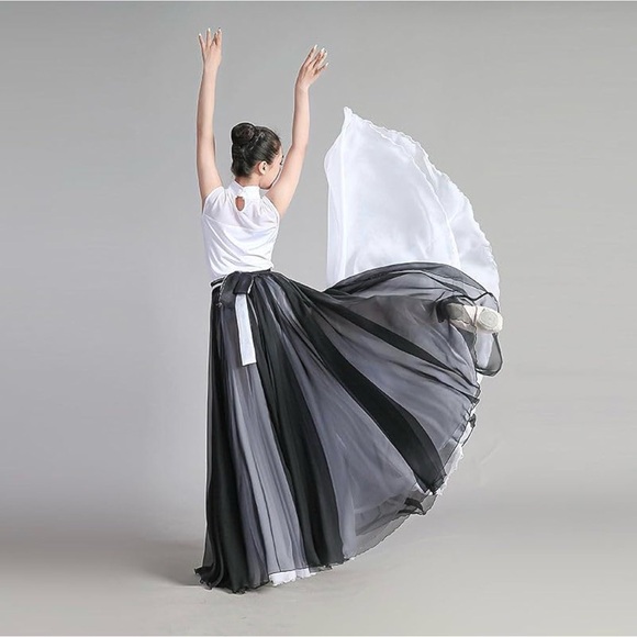 D10 Flowing Black and White Circle Skirt for Women - Picture 2 of 3